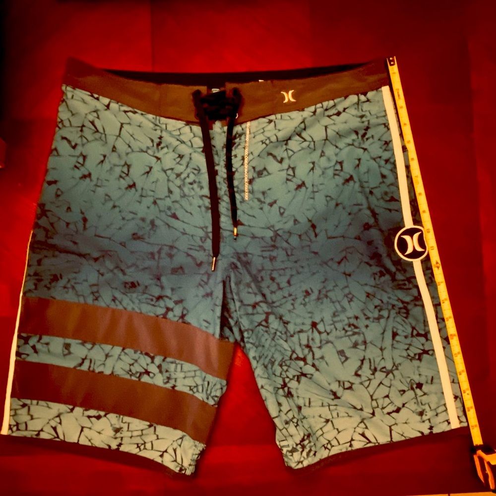 Hurley Phantom board shorts size 33
